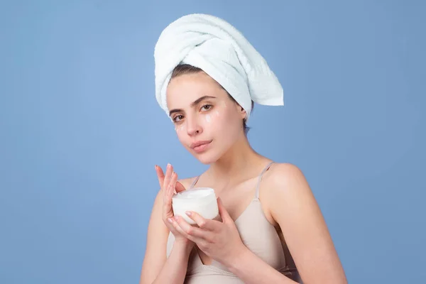 Portret van een mooie jonge vrouw na het bad. Schoonheid gezicht van een vrolijk aantrekkelijk meisje met handdoek op het hoofd, geïsoleerd. Gehydrateerde gezonde huid, ochtendspa, schoonheidsroutine, gezichtsverzorging. — Stockfoto