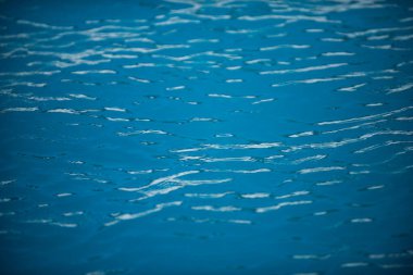 Yüzme havuzunda su, yüksek çözünürlüklü arka plan. Dalga soyut veya dalgalı su dokusu.