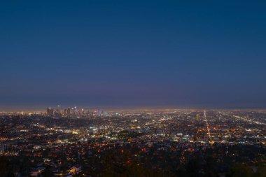 Los Angeles şehir merkezinde, gece görüş alanında. Los Angeles silüeti.