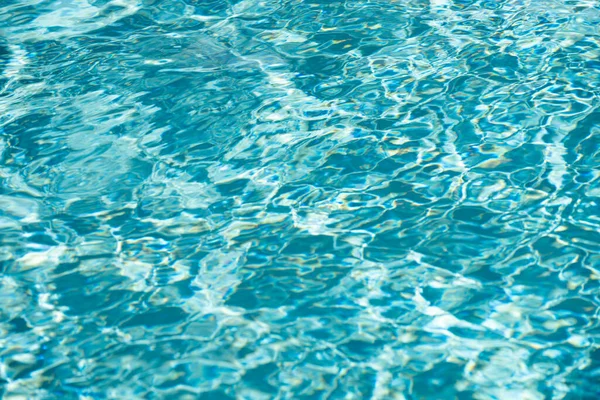 Tansparente klare Oberflächenstruktur des ruhigen Wassers. Abstrakter Hintergrund der Natur. Meereswassermuster. — Stockfoto