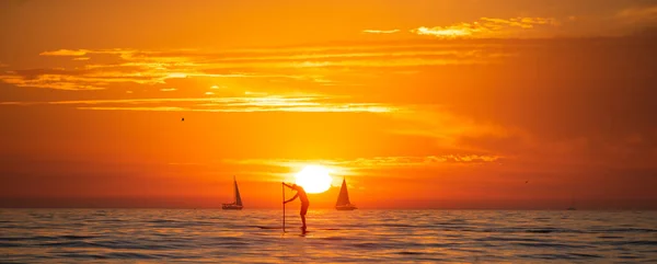 Морской золотой восход над морем. Природный пейзаж Оранжевый и желтый цвета на закате океана. Морской пейзаж с золотым небом и облаками. — стоковое фото