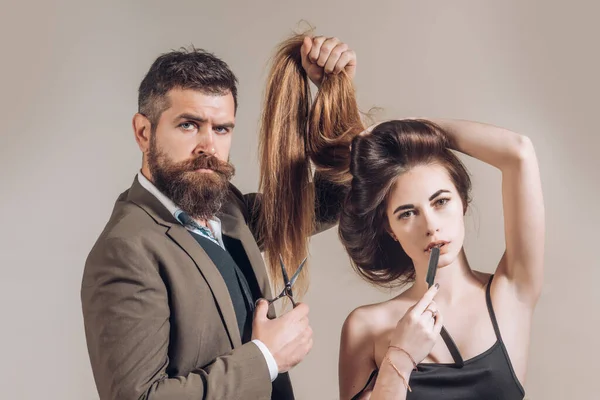 Conceito de barbeiro. Cabeleireiro de moda fazendo estilo de cabelo moda, corte de cabelo moderno. Mulher de cabelo comprido no estúdio de beleza. Barbeiro corte de cabelo com tesoura. — Fotografia de Stock