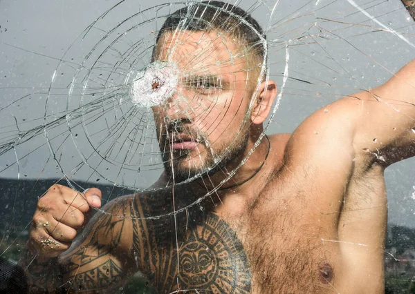 セクシーギャングの男。危険な犯罪者だ穴の開いた弾丸のガラスの上にいる. — ストック写真