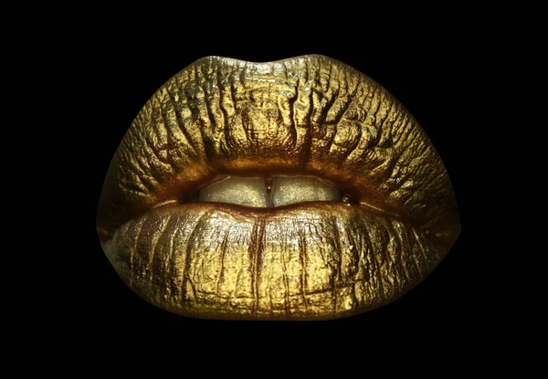 Lábios dourados, batom dourado. Maquiagem de lábios de ouro de luxo. Lábios dourados com batom dourado. Pintura de ouro em lábios de menina sexy. Sensual mulher boca, fundo isolado. — Fotografia de Stock