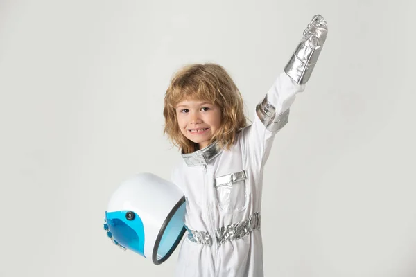 Αξιολάτρευτο αγόρι αστροναύτης στο διάστημα. Παιδί φαντάζεται τον εαυτό του να είναι αστροναύτης, κρατώντας κράνος. — Φωτογραφία Αρχείου