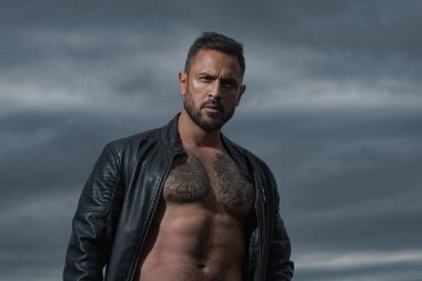 Seksi bir adamın baştan çıkarıcı yüzü. Maço kendinden emin görünüyor.