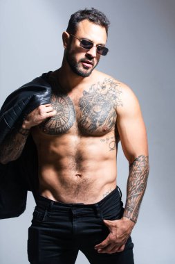 Moda ve seksi erkek model. Seksi bir adam. Çıplak erkek omuzları, üstsüz atletik vücudu..