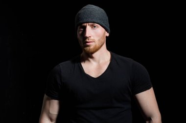 Siyahların yüzünde ciddi bir ifade olan kendine güvenen çekici bir adam..