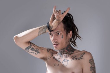 Seksi bir adam. Boğa boynuzu kavramına sahip acımasız bir adam..