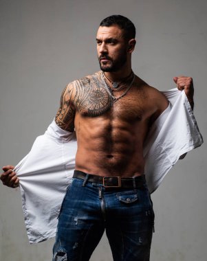 Seksi erkek soyunma gömleği. Acımasız bir adam, yakışıklı erkek modelin ciddi yüzü, erkek gücü kavramı ve güçlü. Moda erkek modeli, moda tarzı..