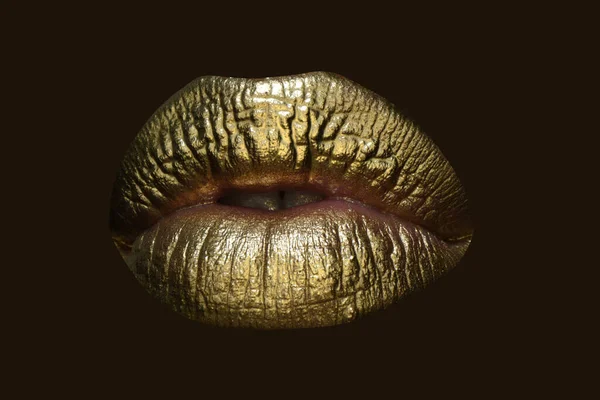 Kosmetyk. Złota szminka na ustach, złote usta kobiety. Nadruk warg. Luksusowe kosmetyki dla kobiet. — Zdjęcie stockowe