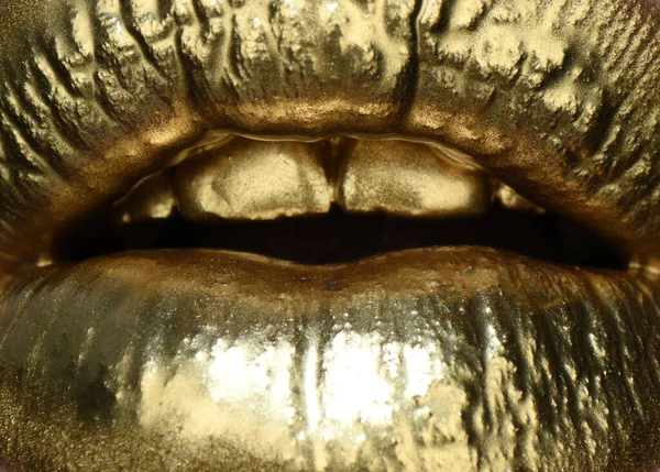 Lápiz labial dorado en los labios, boca macrodorada. Imprime los labios. Cosméticos de lujo para mujeres. Diseño de arte dorado. De cerca.. —  Fotos de Stock