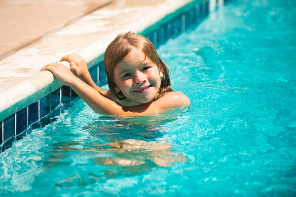 Sommaraktiviteter för glada barn vid poolen. Barn koppla av i sommar simbassäng. — Stockfoto