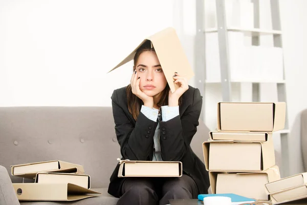 Ocupada mujer de negocios, secretaria trabajando sola hasta tarde en la oficina. Secretaria triste enojada, empleado contable molesto en el espacio de trabajo. —  Fotos de Stock