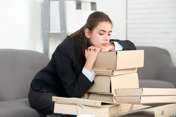 Smutný zaměstnaná sekretářka, zdůraznil přepracované obchodní žena a složky s dokumenty příliš mnoho práce, kancelářský problém. Unavený stresový pracovník na pracovišti. — Stock fotografie