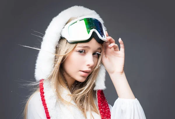 Zimní, sportovní a ženský koncept. Mladá žena v lyžařských brýlích. — Stock fotografie