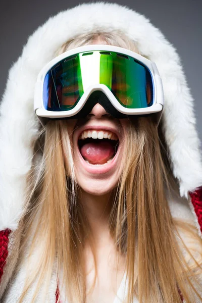 Mulher excitada com óculos de esqui. Close up retrato de inverno de menina incrível jovem com óculos de neve. — Fotografia de Stock