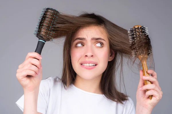 Chica triste mirando el cabello dañado, el problema de la pérdida de cabello. Espacio aislado, copia. —  Fotos de Stock