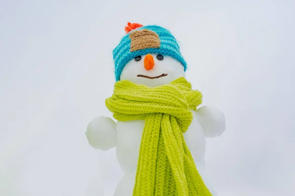Bałwan. Szczęśliwy bałwan na śniegu, zabawny czas zimowy. — Zdjęcie stockowe