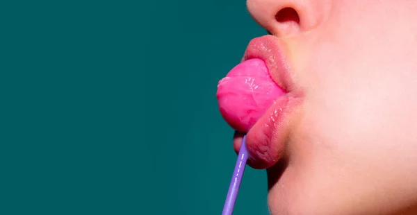 Lollipop i kvinnans mun, rött läppstift. Kvinnan slickar en röd skinande klubba. Närbild. Sexig kvinna med klubba i sexig mun. — Stockfoto
