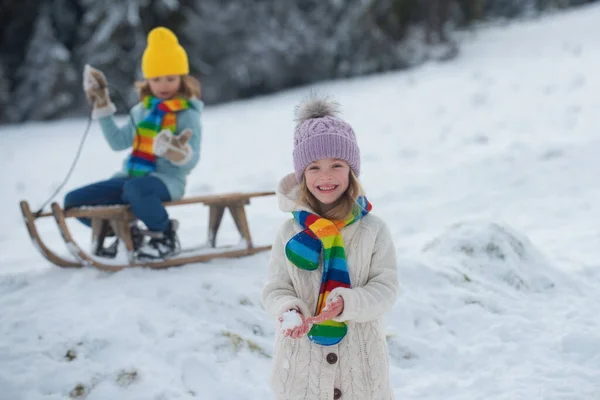 Drôle petite fille enfant tenir boule de neige en hiver en plein air dans le gel journée d'hiver enneigée en plein air. — Photo