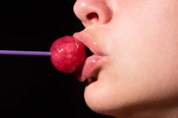 Гламурный рот облизывает вкусный леденец с красными губами. Отстой, леденец. Сексуальная женская губа. Чувственная женщина с красными губами и леденцом. Концепция Candy bar. — стоковое фото