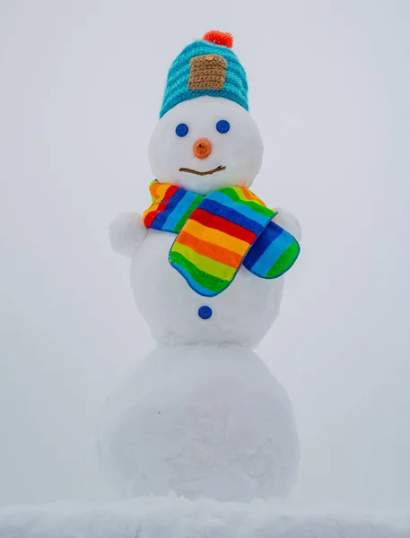 Hóember télen. Karácsonyi hóember. Újévi elem. Téli ruha, kötött kalap és sál. — Stock Fotó