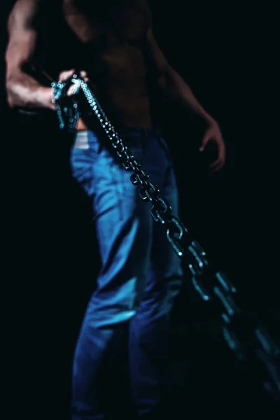 チェーン、男性の力と強いの概念を保持しているブルートマン選手. — ストック写真