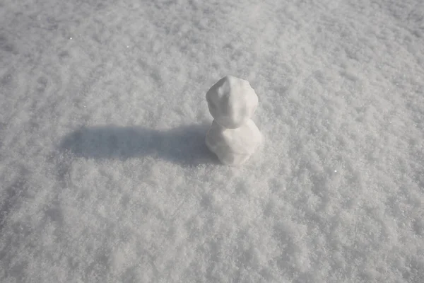 Leere Schneemannvorlage, drei Schneebälle. Schneemensch. Schneemann auf dem Hintergrund von Schneeflocken Textur. — Stockfoto