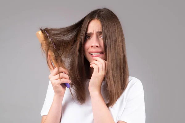 Mujer perdiendo el pelo. Problema de pérdida de cabello, calvicie. —  Fotos de Stock