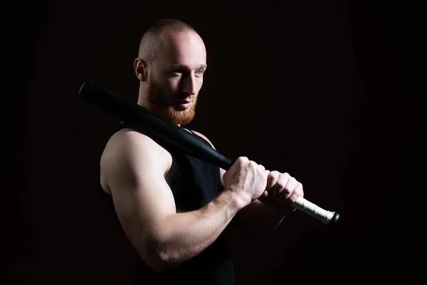 Brutální muž s baseballovou pálkou pro boj, koncept mužské moci a síly. Nebezpečný muž s vážnými emocemi. — Stock fotografie