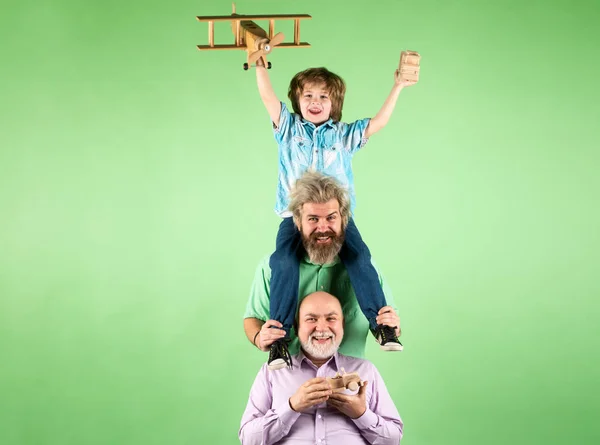 Dziadek i syn bawią się zabawkowym samolotem. Szczęśliwa rodzina. Pokolenie mężczyzn. Szczęśliwego dzieciństwa. — Zdjęcie stockowe