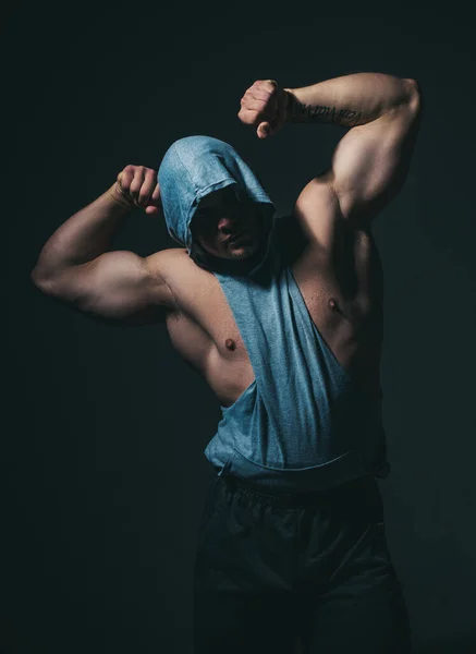 Hombre brutal, guapo modelo masculino, concepto de poder de los hombres y fuerte. Cuerpo masculino muscular fuerte, chico de los músculos. —  Fotos de Stock