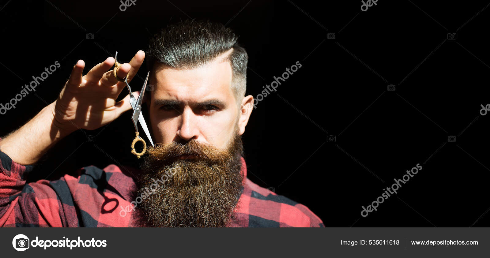 Uomo con barba e forbici Stock Photo