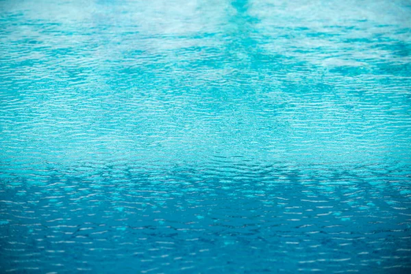 Sfondo d'acqua, onde ondulate. Schema piscina blu nuoto. Superficie marina. Acqua in piscina con riflesso solare. Banner con spazio di copia. — Foto Stock