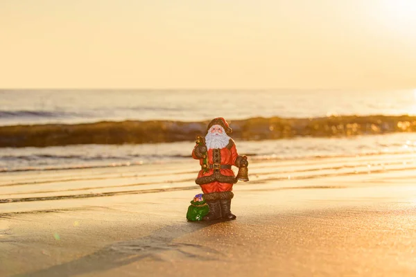 Święty Mikołaj na plaży morskiej. Szczęśliwego Nowego Roku i Wesołych Świąt podróży, tropikalnych koncepcji wakacji. — Zdjęcie stockowe