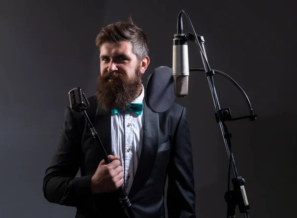 Retrato de cantante en traje cantando. Productor de sonido grabando una canción en un estudio de música. Emocionado Karaoke. — Foto de Stock