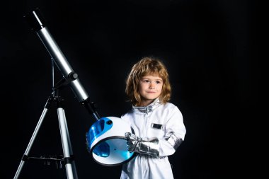 Küçük çocuk uzayda uçmak istiyor, teleskoplu çocuk astronot kaskı takıyor. Uzayı kopyala Başarı, yaratıcılık ve başlangıç konsepti.