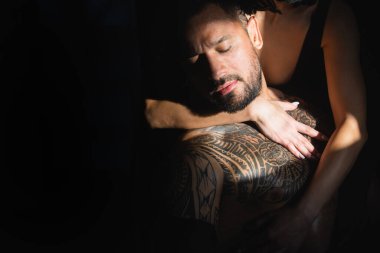 Acımasız bir adam, yakışıklı erkek modelin ciddi yüzü, erkek gücü kavramı ve güçlü. Seksi çift..