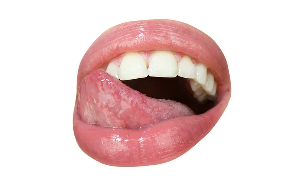 Boca con lengua lamida. Sonrisa perfecta. Abre la boca mujer de cerca. Dientes sanos y sonreír. Mujer boca sensual. Aislado sobre blanco. — Foto de Stock