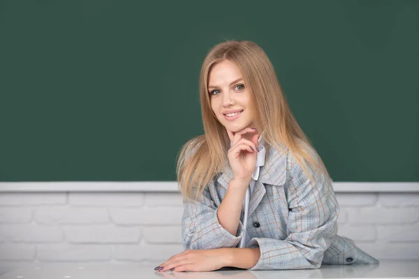 Studentinnen an der Universität, Schulbildung, junge Frauen studieren im College-Hörsaal. Positives Gesicht Emotionen der süßen Schulmädchen. — Stockfoto