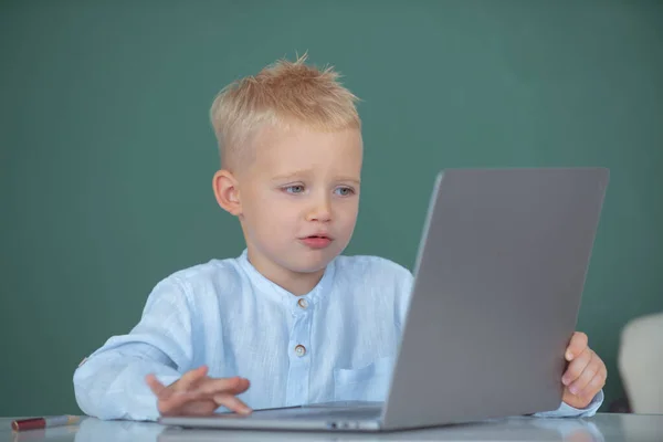 Kind dat gadgets gebruikt om te studeren. Computeronderwijs voor kinderen. Een kleine grappige programmeur. Geniaal kinderprogramma, computertraining. — Stockfoto