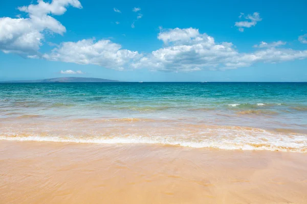 Sea background, nature of tropical summer beach with rays of sun light. Sand beach, sea water with copy space, summer vacation concept. — Stock Photo, Image