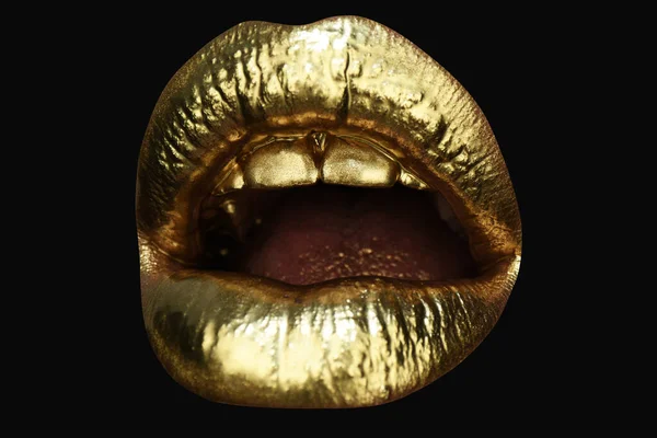 Surpresa emoções espantadas. Fecho de batom dourado. Lábios com maquiagem metálica. Lábios sexy, batom metálico de perto. Boca aberta. — Fotografia de Stock