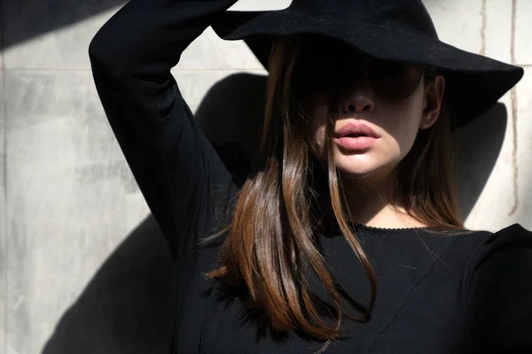 Hermosa mujer en sombrero en ropa de primavera de verano de moda al aire libre. Mujer modelo elegante caminando calle de la ciudad. Tendencia de verano, ropa de moda. — Foto de Stock