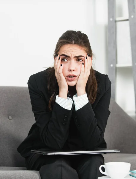 Mujer de negocios molesta, secretaria infeliz trabajando horas extras en la oficina. Solución de problemas. — Foto de Stock