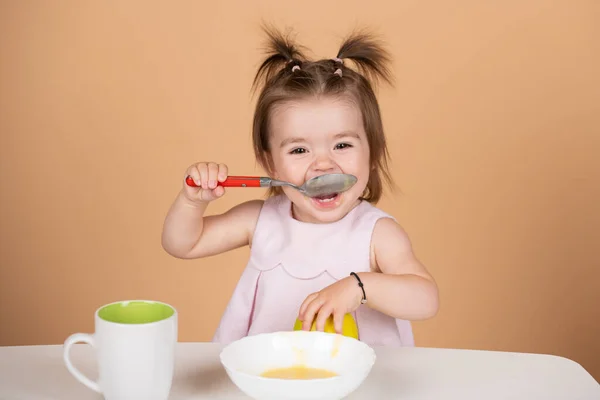 Kind eet gezonde voeding, babyvoeding. Baby 's eten met lepel. Kleine baby die puree eet. — Stockfoto