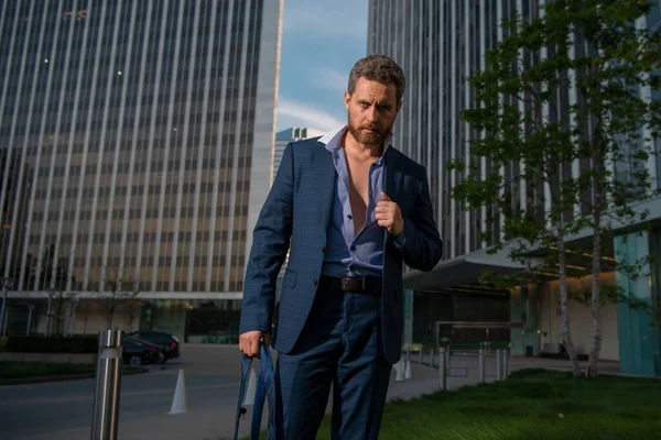 Bonito homem sexy elegante em terno elegante, posando na cidade. Conceito de ambições e negócio de sucesso. — Fotografia de Stock