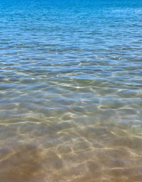 Klidná povrchová textura mořské vody s cákáním a vlnami. Abstraktní příroda. Pozadí vodní hladiny oceánu. — Stock fotografie
