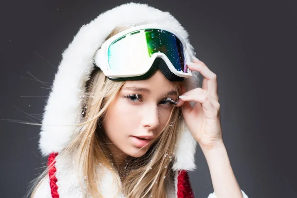 스키 옷을 입은 여성은 스키 고글을 쓰고 포즈를 취한다. 스노 고글을 쓴 소녀의 모습. — 스톡 사진